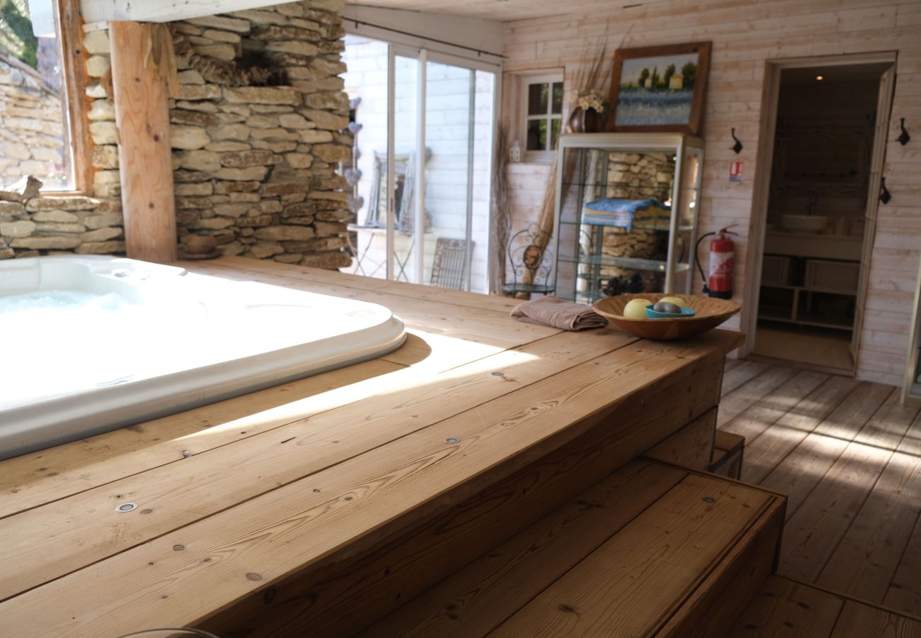 Villa in L´Isle sur la Sorgue - Luxury Farm Jacuzzi, Heated pool in L'Isle sur la Sorgue