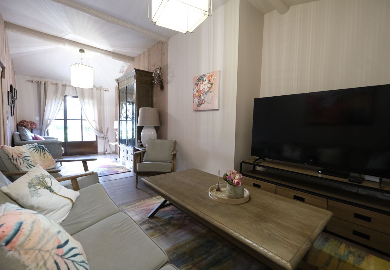 Villa in L´Isle sur la Sorgue - Luxury Farm Jacuzzi, Heated pool in L'Isle sur la Sorgue