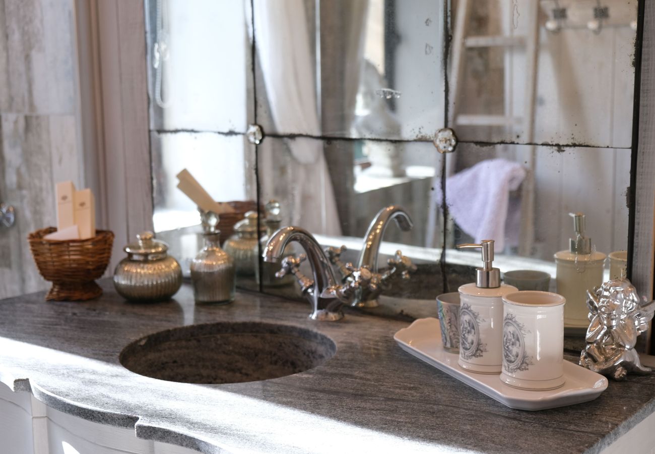 Villa in L´Isle sur la Sorgue - Luxury Farm Jacuzzi, Heated pool in L'Isle sur la Sorgue