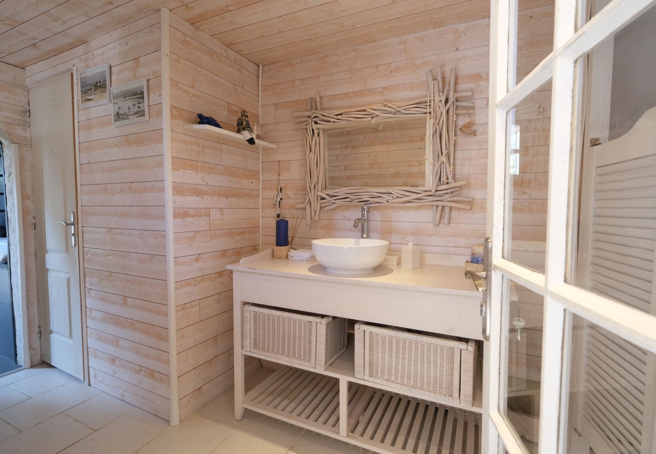 Villa in L´Isle sur la Sorgue - Luxury Farm Jacuzzi, Heated pool in L'Isle sur la Sorgue