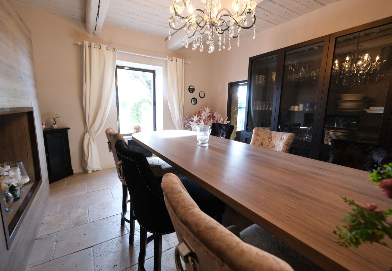 Villa in L´Isle sur la Sorgue - Luxury Farm Jacuzzi, Heated pool in L'Isle sur la Sorgue