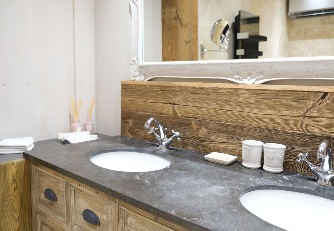 Villa in L´Isle sur la Sorgue - Luxury Farm Jacuzzi, Heated pool in L'Isle sur la Sorgue