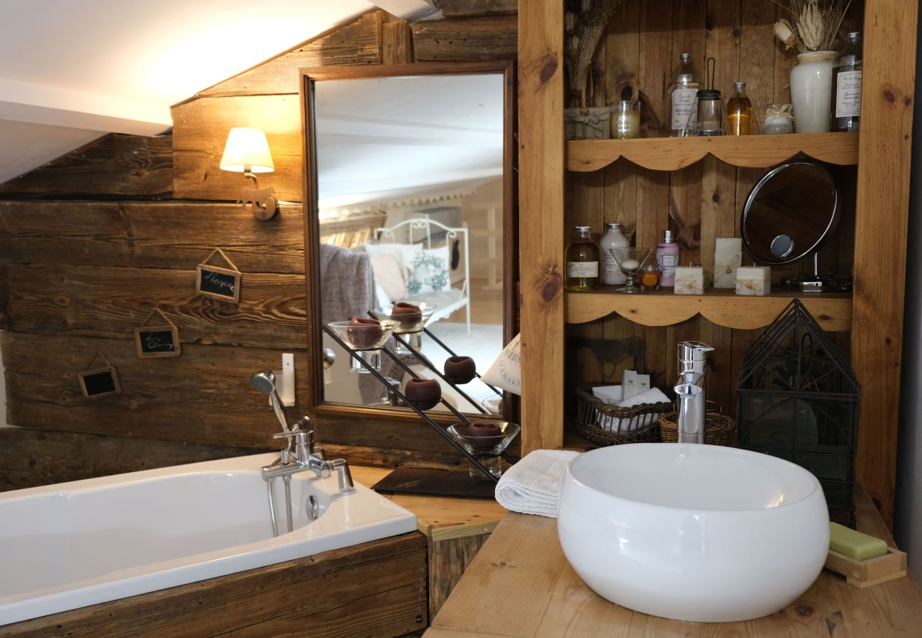 Villa in L´Isle sur la Sorgue - Luxury Farm Jacuzzi, Heated pool in L'Isle sur la Sorgue