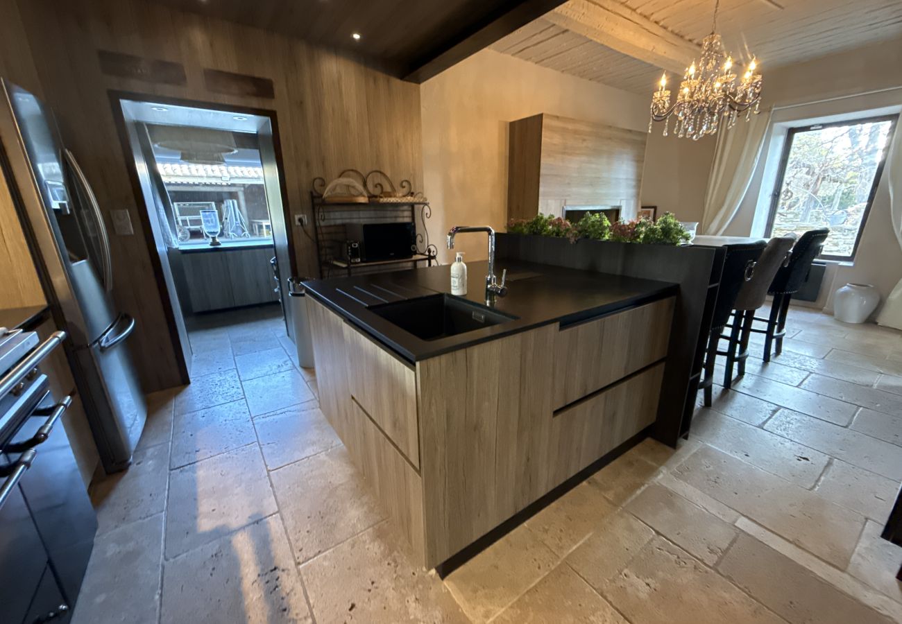 Villa in L´Isle sur la Sorgue - Luxury Farm Jacuzzi, Heated pool in L'Isle sur la Sorgue