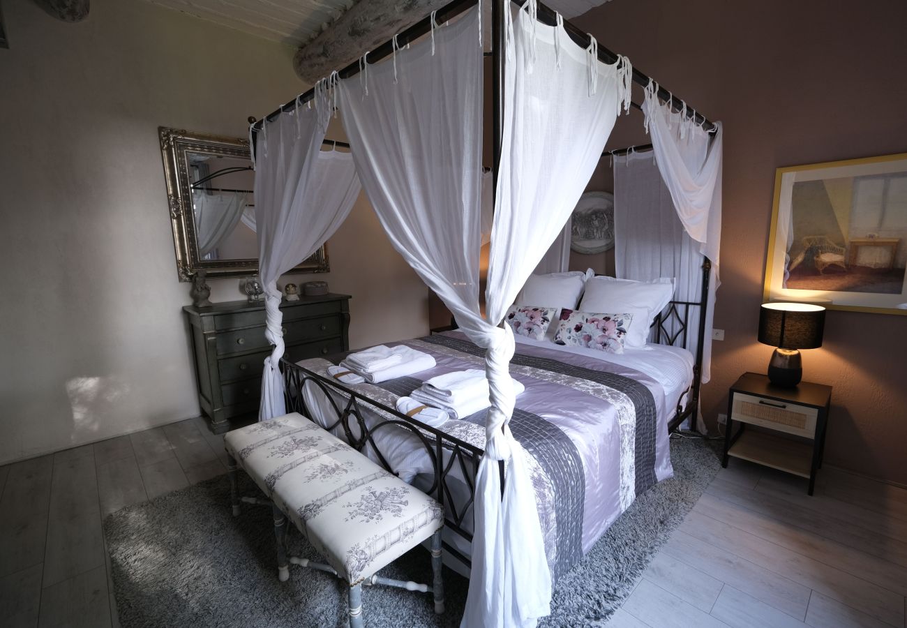 Villa in L´Isle sur la Sorgue - Luxury Farm Jacuzzi, Heated pool in L'Isle sur la Sorgue