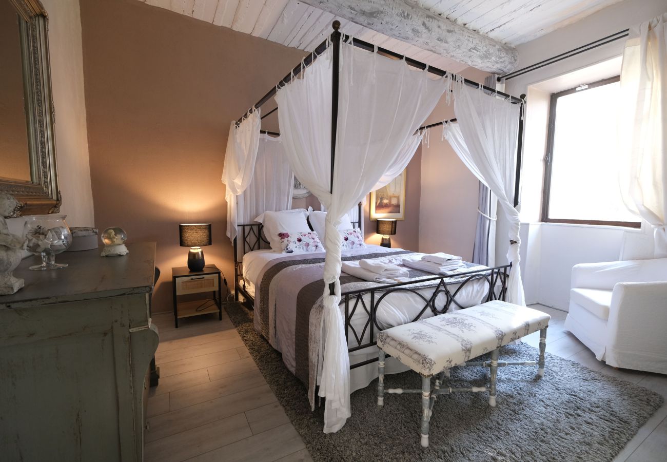 Villa in L´Isle sur la Sorgue - Luxury Farm Jacuzzi, Heated pool in L'Isle sur la Sorgue