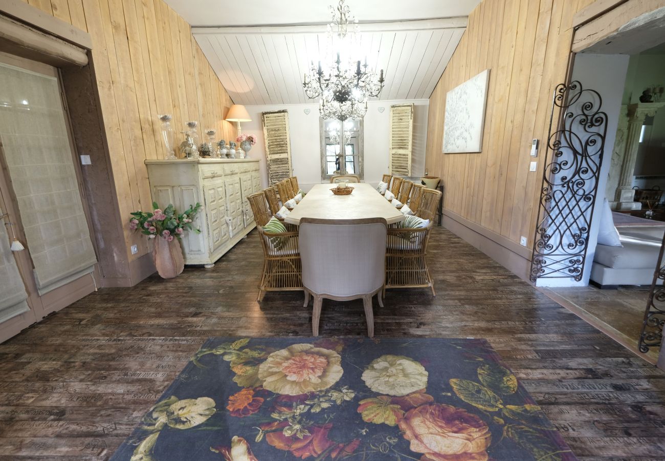 Villa in L´Isle sur la Sorgue - Luxury Farm Jacuzzi, Heated pool in L'Isle sur la Sorgue