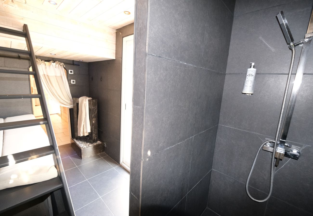 Villa in L´Isle sur la Sorgue - Luxury Farm Jacuzzi, Heated pool in L'Isle sur la Sorgue