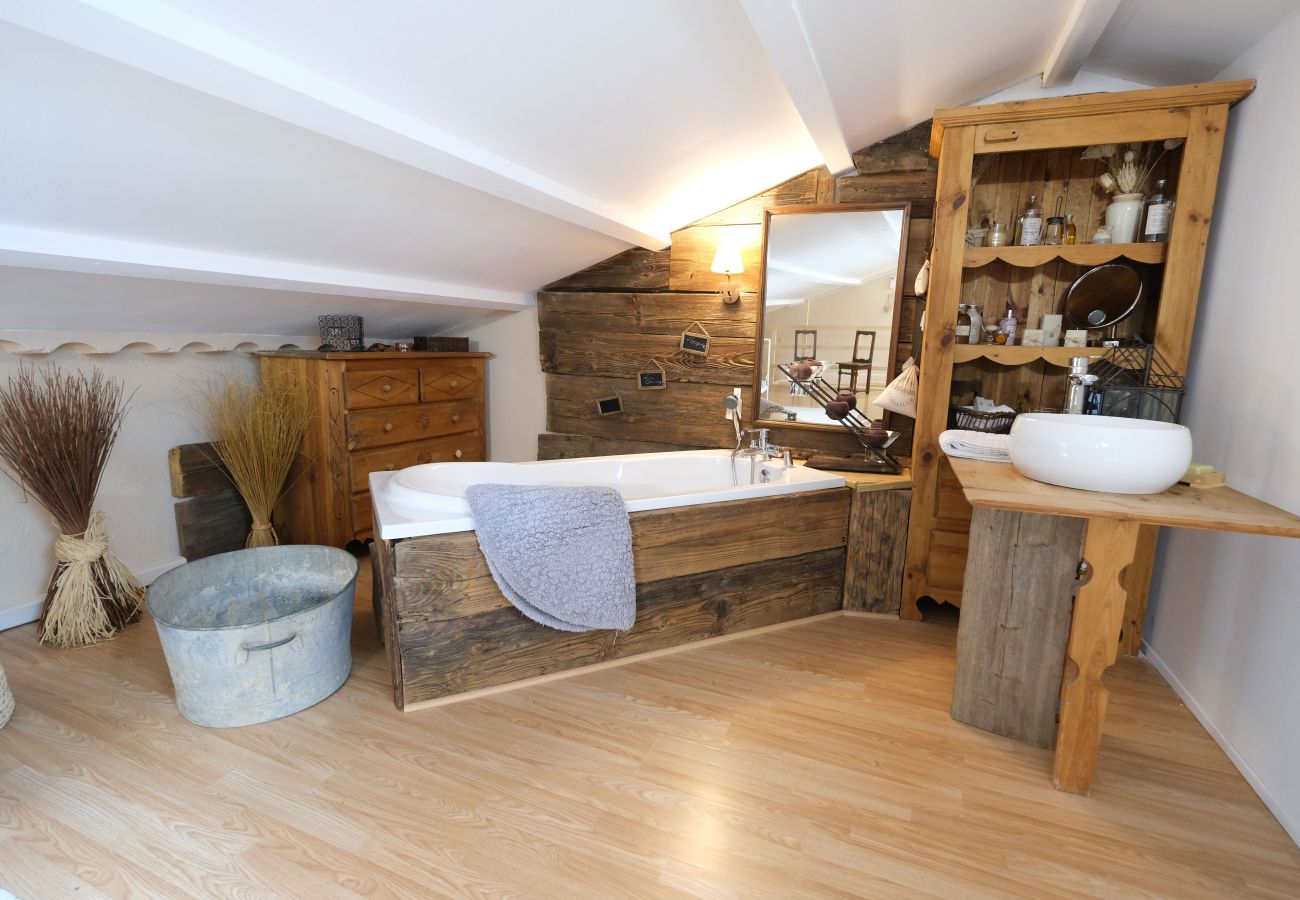 Villa in L´Isle sur la Sorgue - Luxury Farm Jacuzzi, Heated pool in L'Isle sur la Sorgue