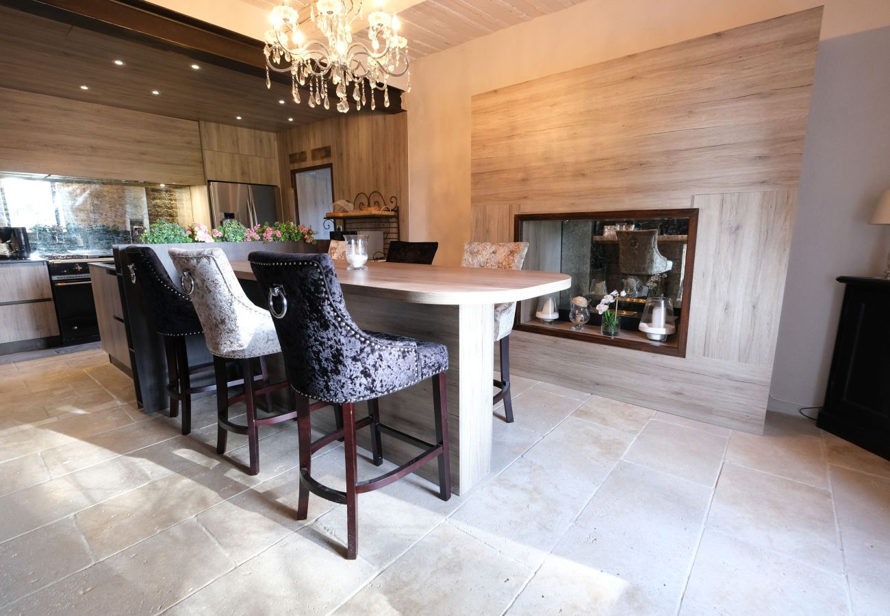 Villa in L´Isle sur la Sorgue - Luxury Farm Jacuzzi, Heated pool in L'Isle sur la Sorgue