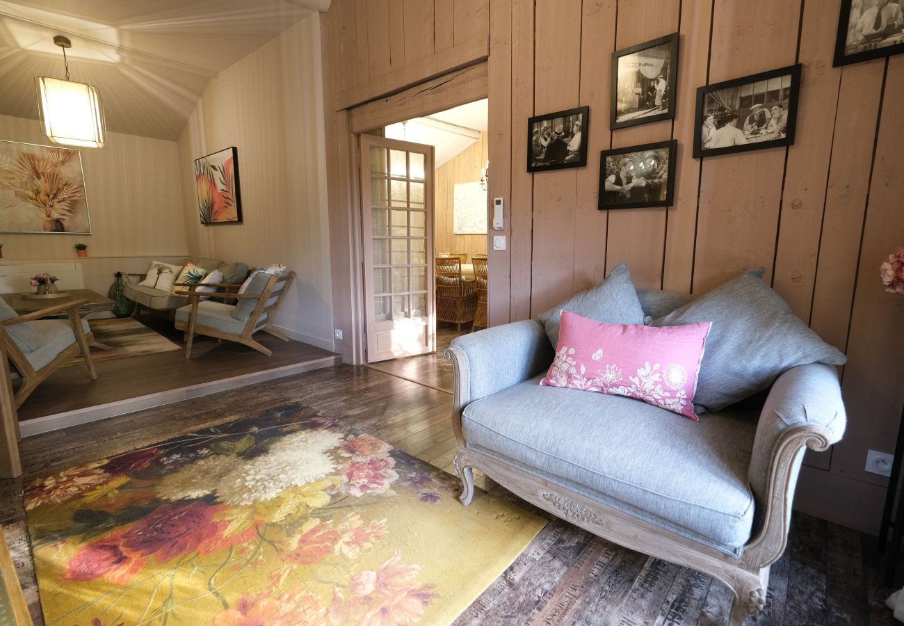 Villa in L´Isle sur la Sorgue - Luxury Farm Jacuzzi, Heated pool in L'Isle sur la Sorgue