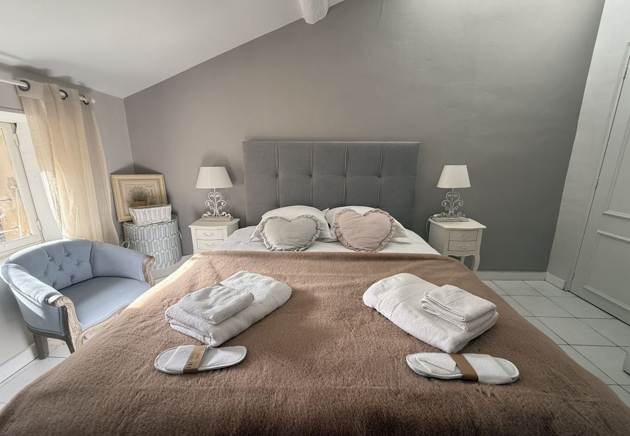 Villa in L´Isle sur la Sorgue - Luxury Farm Jacuzzi, Heated pool in L'Isle sur la Sorgue