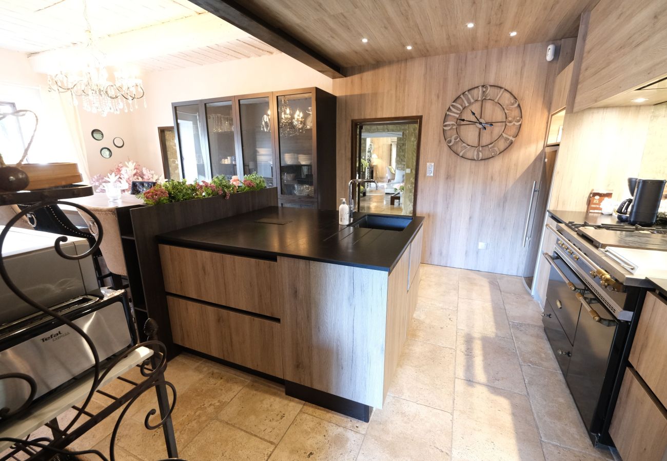 Villa in L´Isle sur la Sorgue - Luxury Farm Jacuzzi, Heated pool in L'Isle sur la Sorgue