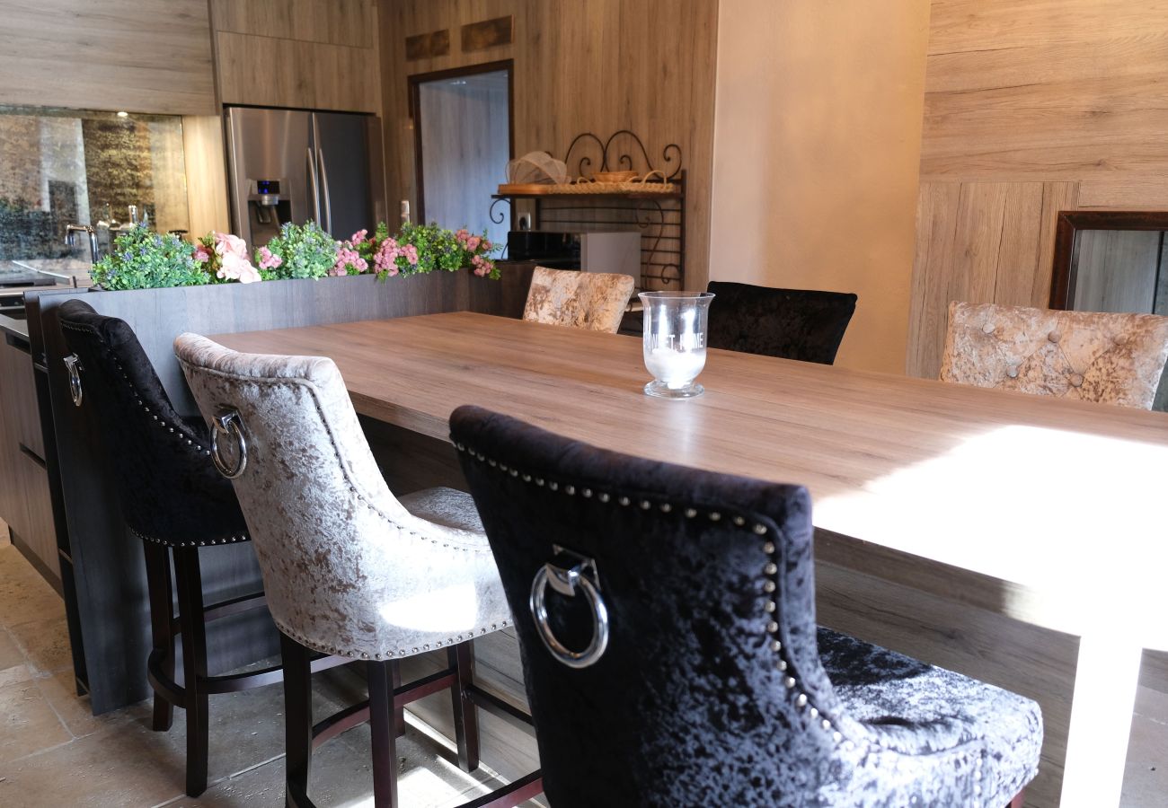 Villa in L´Isle sur la Sorgue - Luxury Farm Jacuzzi, Heated pool in L'Isle sur la Sorgue