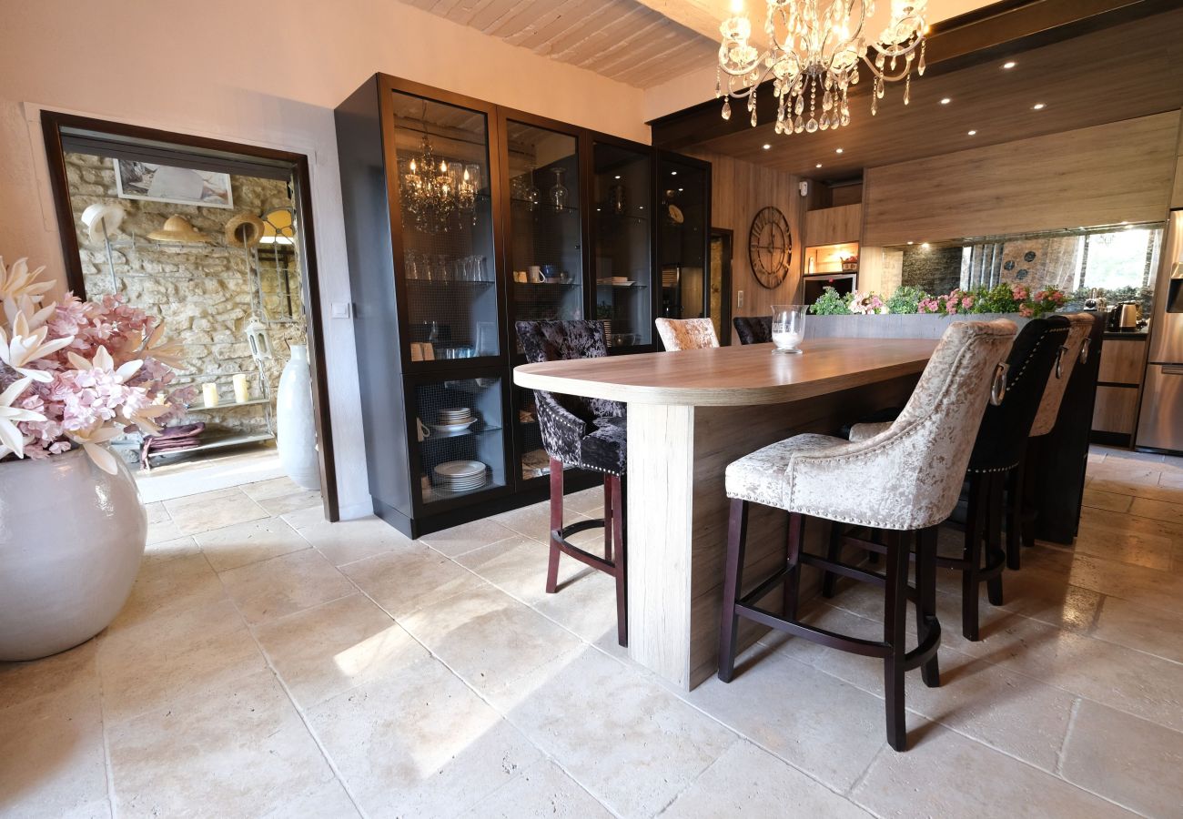 Villa in L´Isle sur la Sorgue - Luxury Farm Jacuzzi, Heated pool in L'Isle sur la Sorgue