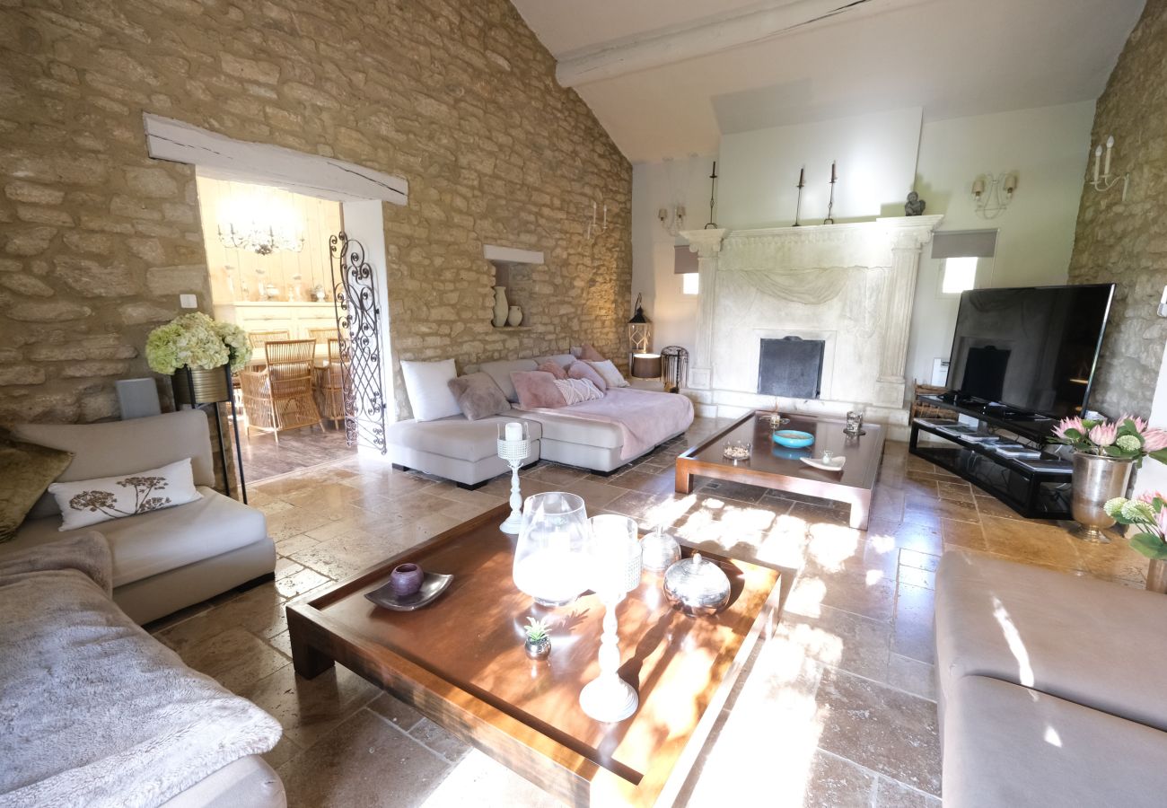 Holiday rental in L'Isle sur la Sorgue, Provençal mas living room