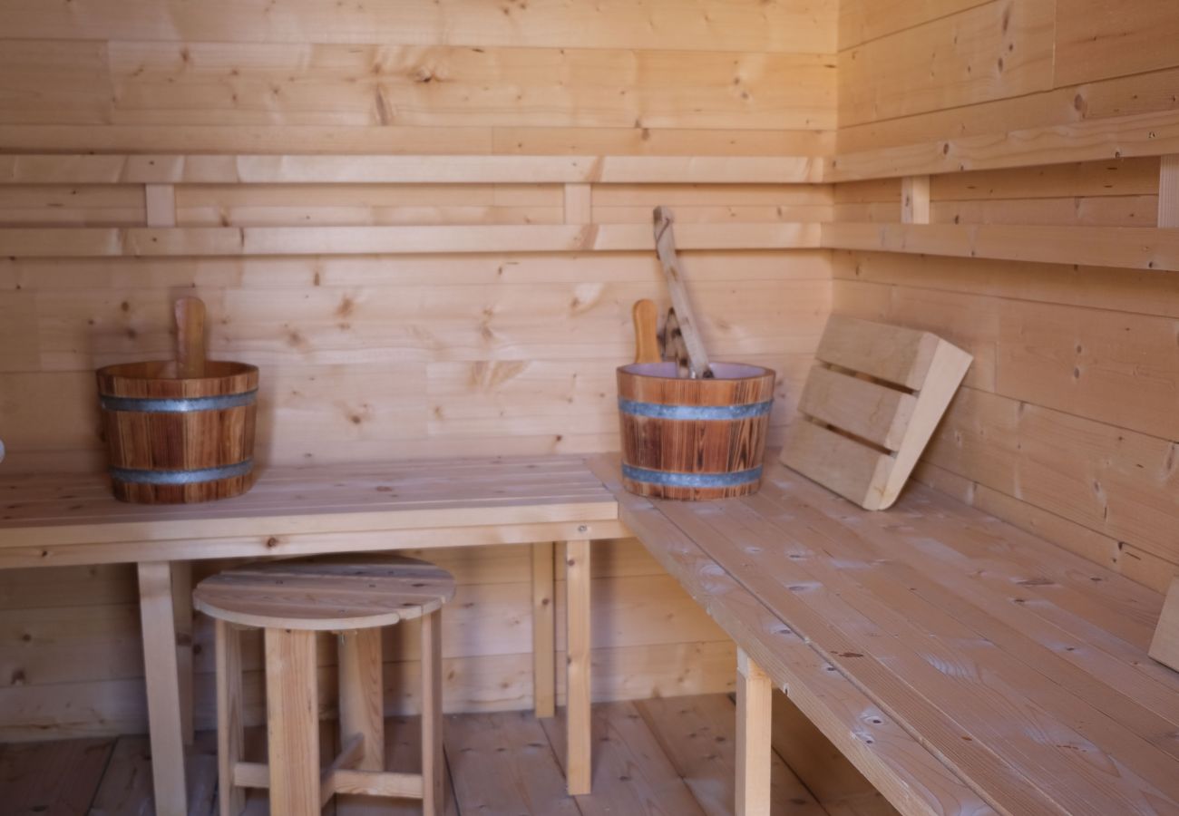 Villa in L´Isle sur la Sorgue - Luxury Farm Jacuzzi, Heated pool in L'Isle sur la Sorgue