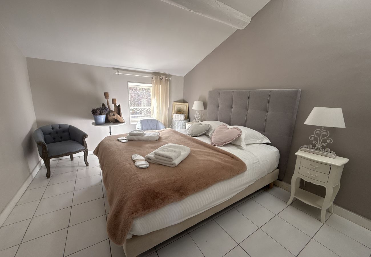 Villa in L´Isle sur la Sorgue - Luxury Farm Jacuzzi, Heated pool in L'Isle sur la Sorgue