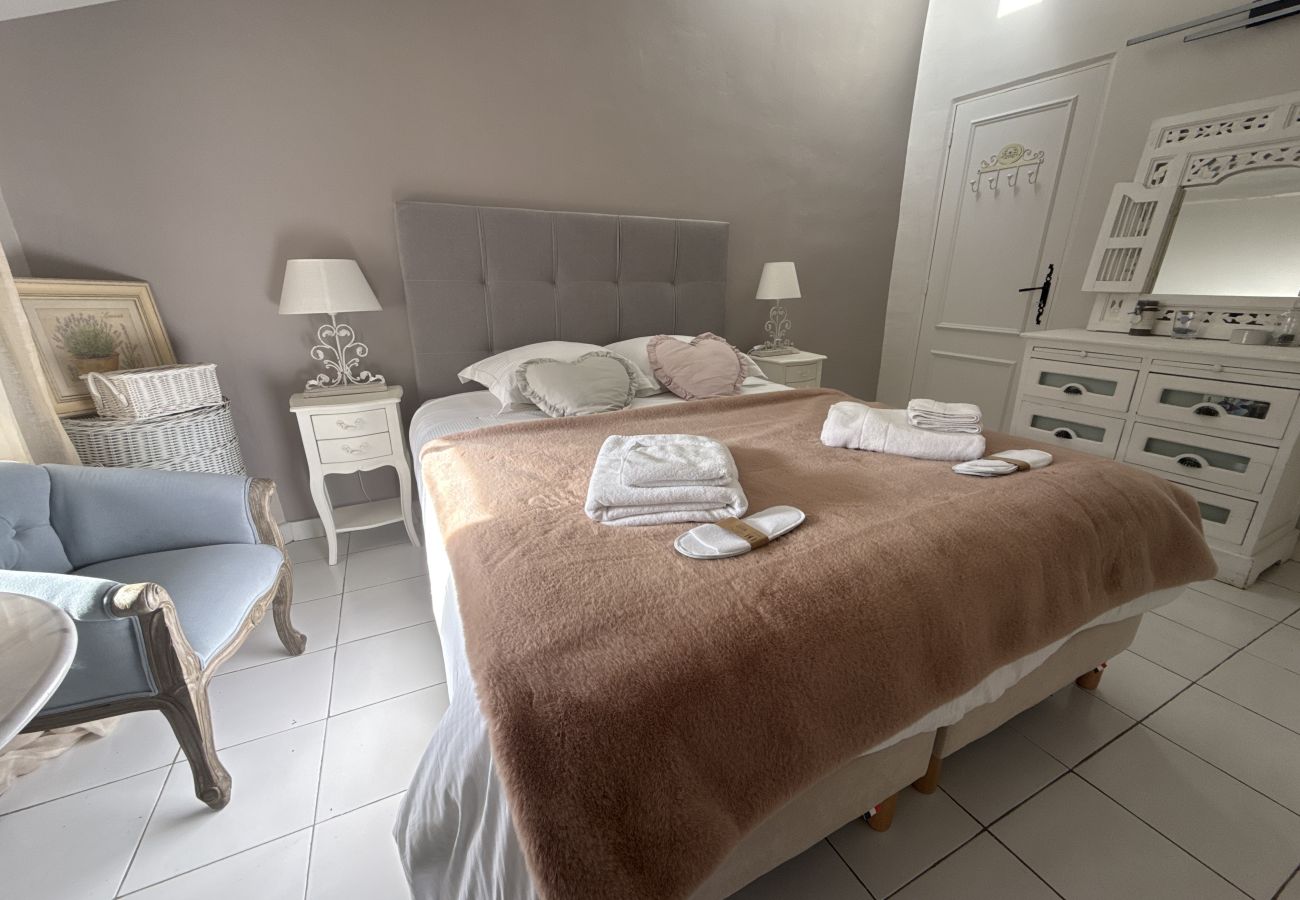 Villa in L´Isle sur la Sorgue - Luxury Farm Jacuzzi, Heated pool in L'Isle sur la Sorgue