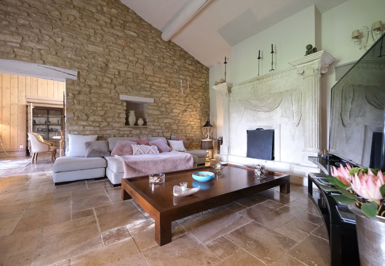 Villa in L´Isle sur la Sorgue - Luxury Farm Jacuzzi, Heated pool in L'Isle sur la Sorgue