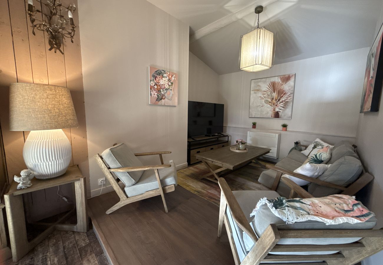 Villa in L´Isle sur la Sorgue - Luxury Farm Jacuzzi, Heated pool in L'Isle sur la Sorgue