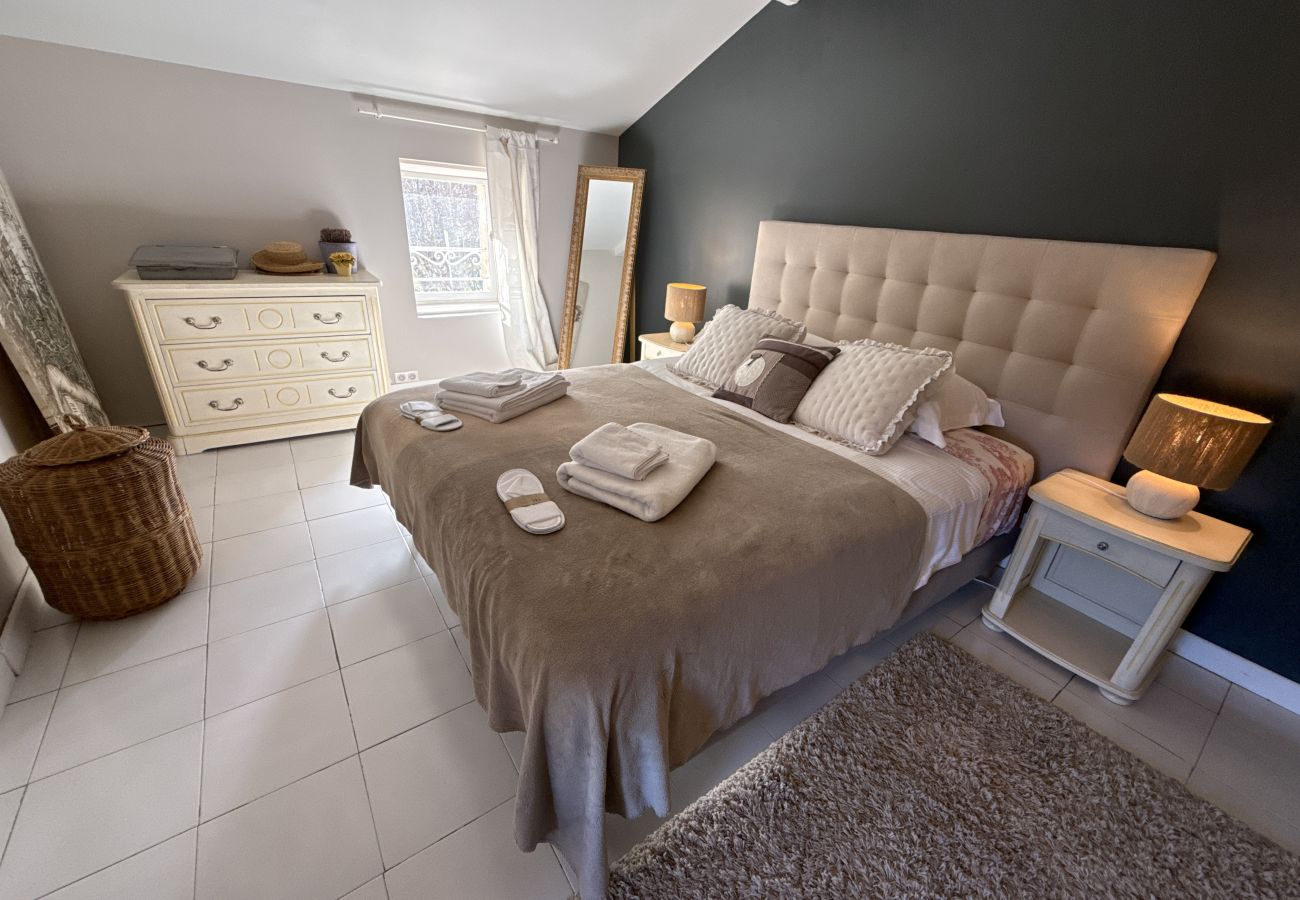 Villa in L´Isle sur la Sorgue - Luxury Farm Jacuzzi, Heated pool in L'Isle sur la Sorgue