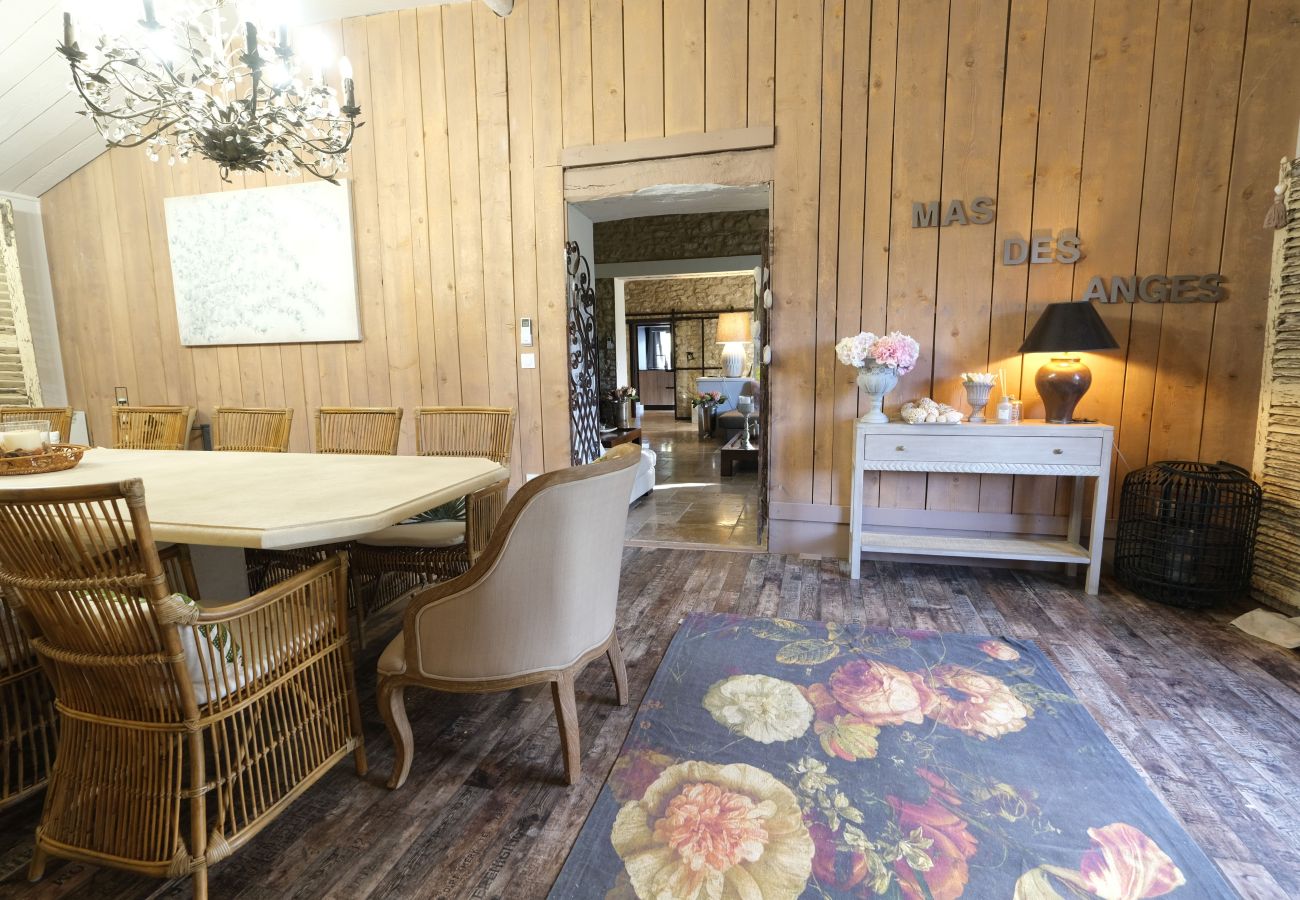 Villa in L´Isle sur la Sorgue - Luxury Farm Jacuzzi, Heated pool in L'Isle sur la Sorgue