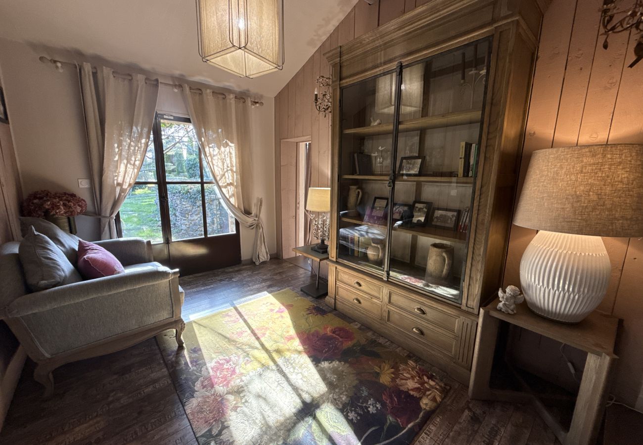 Villa in L´Isle sur la Sorgue - Luxury Farm Jacuzzi, Heated pool in L'Isle sur la Sorgue