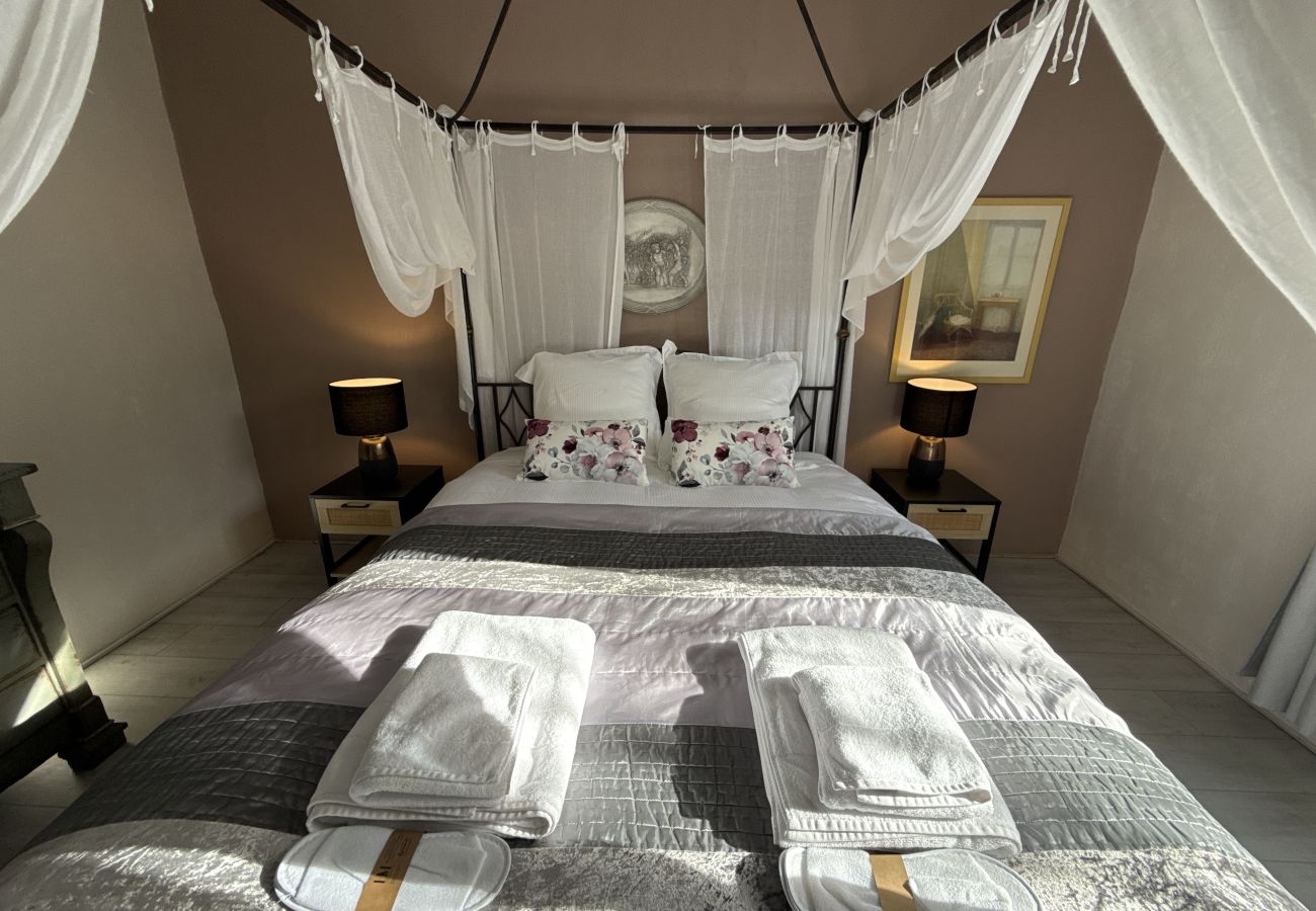 Villa in L´Isle sur la Sorgue - Luxury Farm Jacuzzi, Heated pool in L'Isle sur la Sorgue