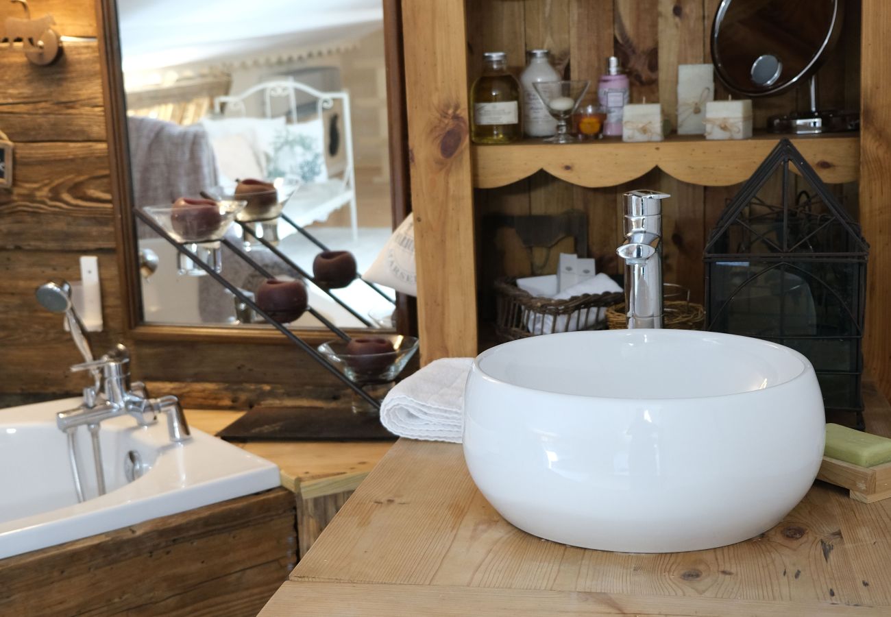 Villa in L´Isle sur la Sorgue - Luxury Farm Jacuzzi, Heated pool in L'Isle sur la Sorgue