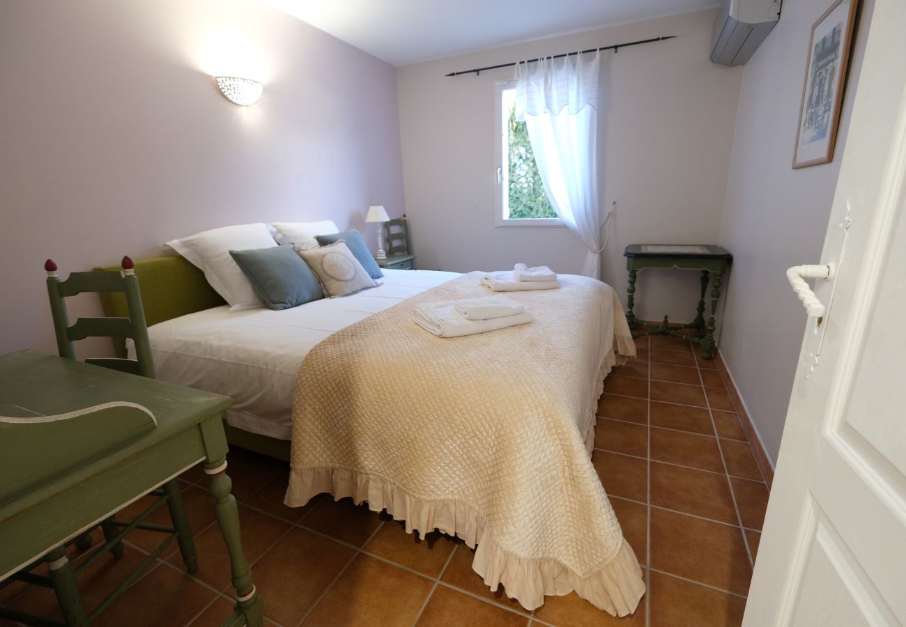 Villa in L´Isle sur la Sorgue - Luxury Farm Jacuzzi, Heated pool in L'Isle sur la Sorgue