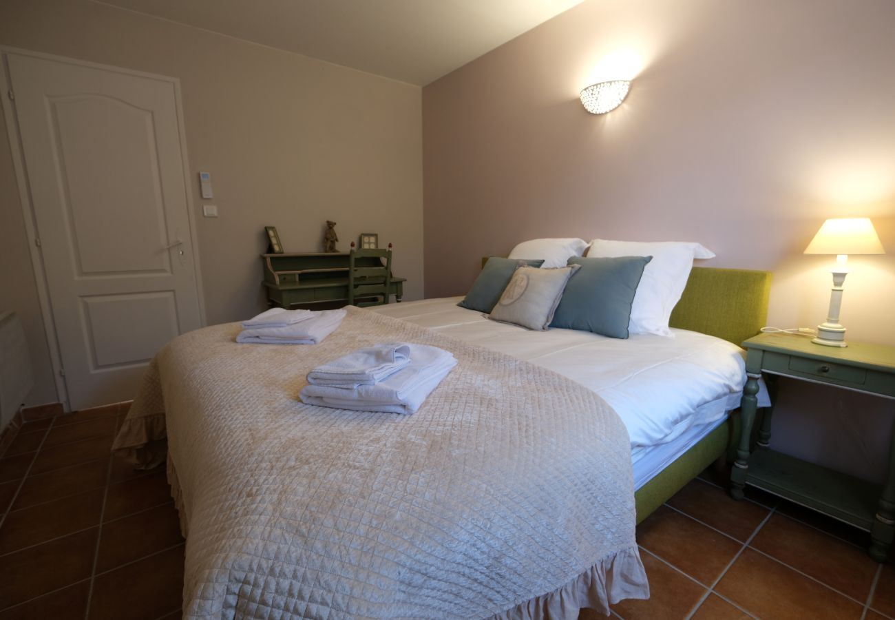 Villa in L´Isle sur la Sorgue - Luxury Farm Jacuzzi, Heated pool in L'Isle sur la Sorgue