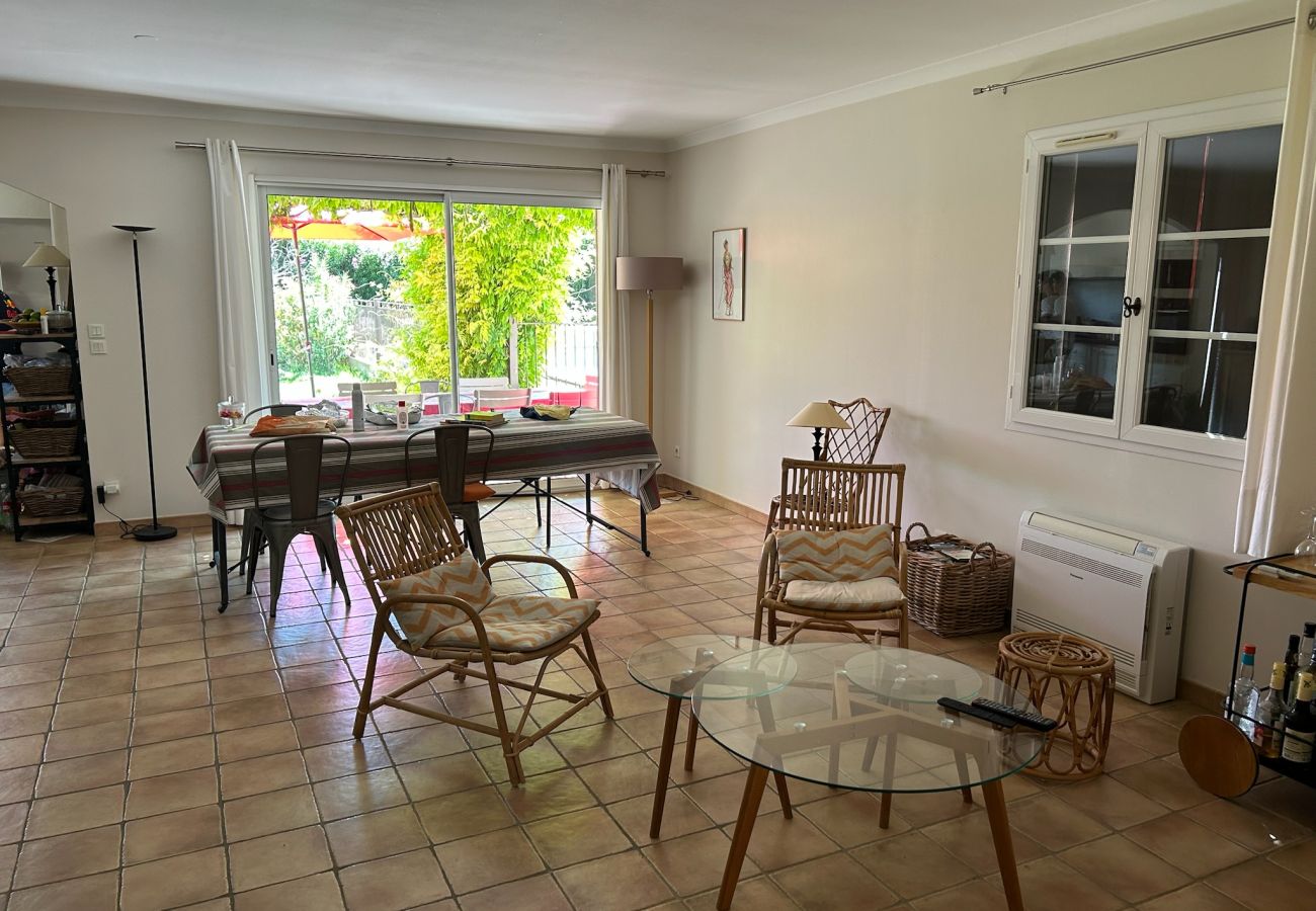 Air-conditioned villa pool living room Mouriès Alpilles sleeps 8