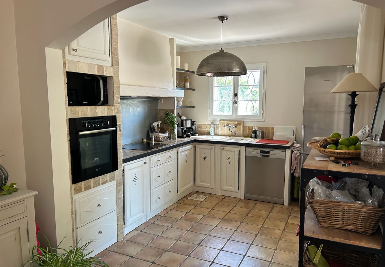 House in Mouriès - Air-conditioned villa with pool Mouriès Alpilles sleeps 8