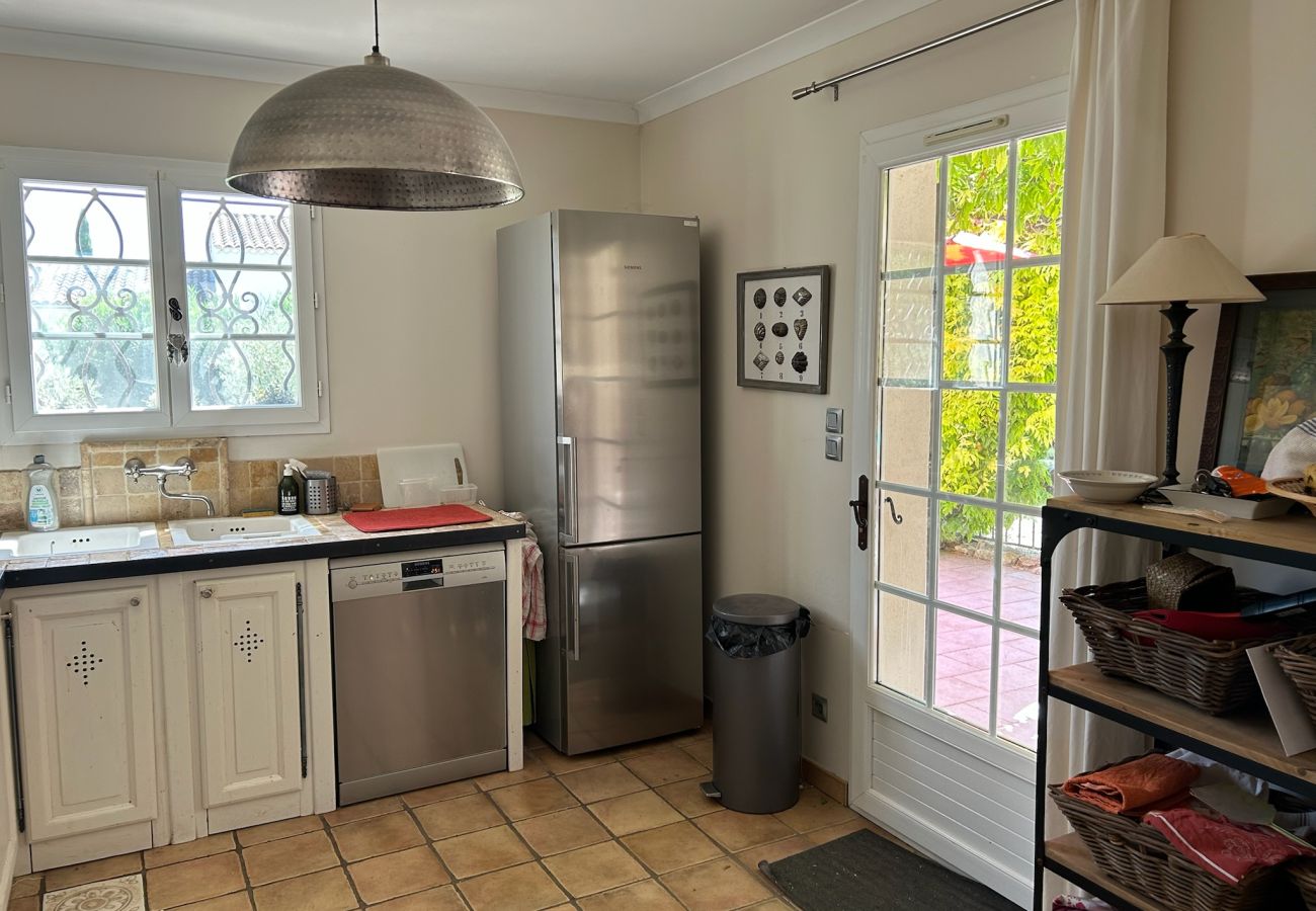 House in Mouriès - Air-conditioned villa with pool Mouriès Alpilles sleeps 8