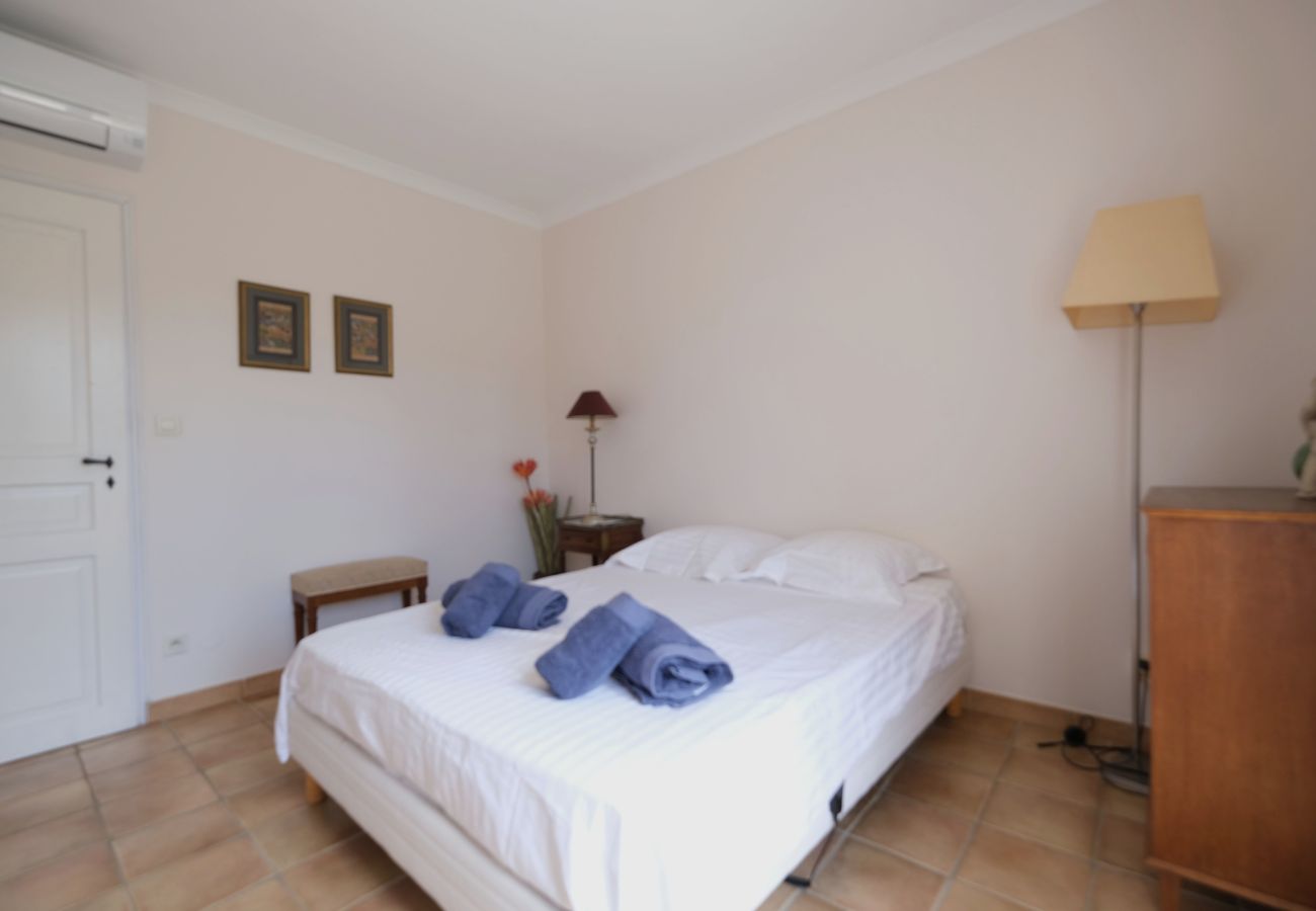 House in Mouriès - Air-conditioned villa with pool Mouriès Alpilles sleeps 8