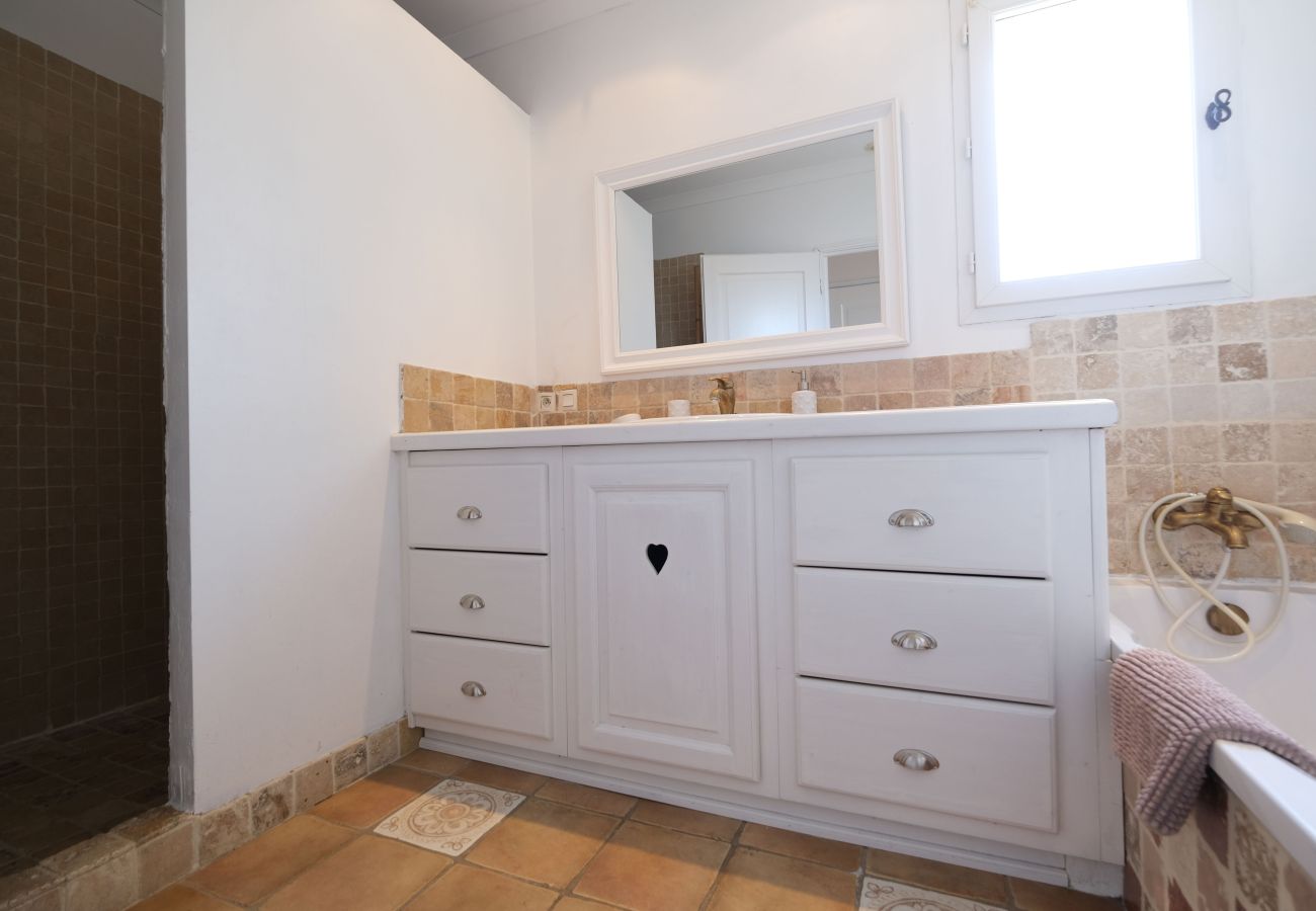 House in Mouriès - Air-conditioned villa with pool Mouriès Alpilles sleeps 8