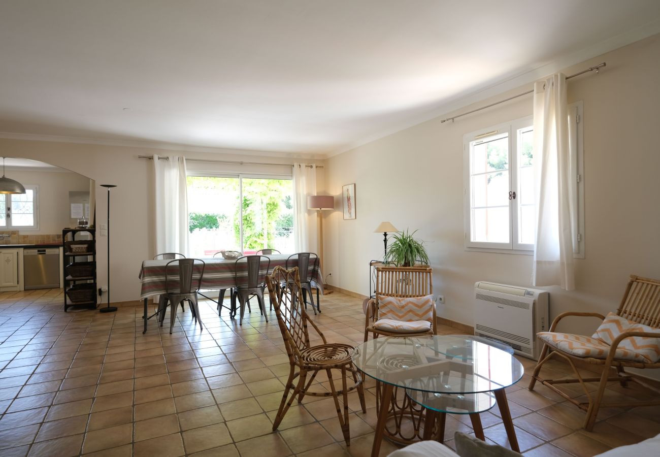 House in Mouriès - Air-conditioned villa with pool Mouriès Alpilles sleeps 8
