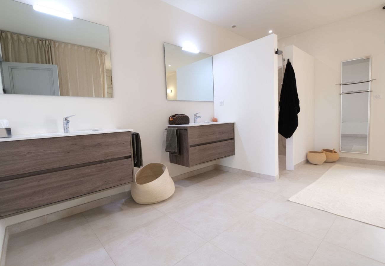 Air-conditioned house with 3 bathrooms Mouriès Alpilles sleeps 6