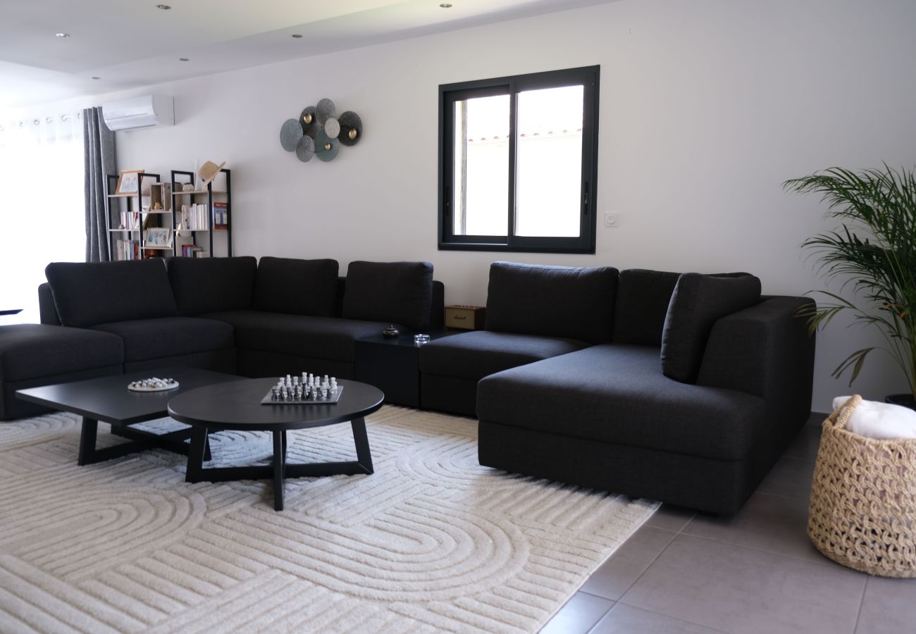 Villa in Salon-de-Provence - 12-Person Villa A/C Heated Pool close Aix Provence