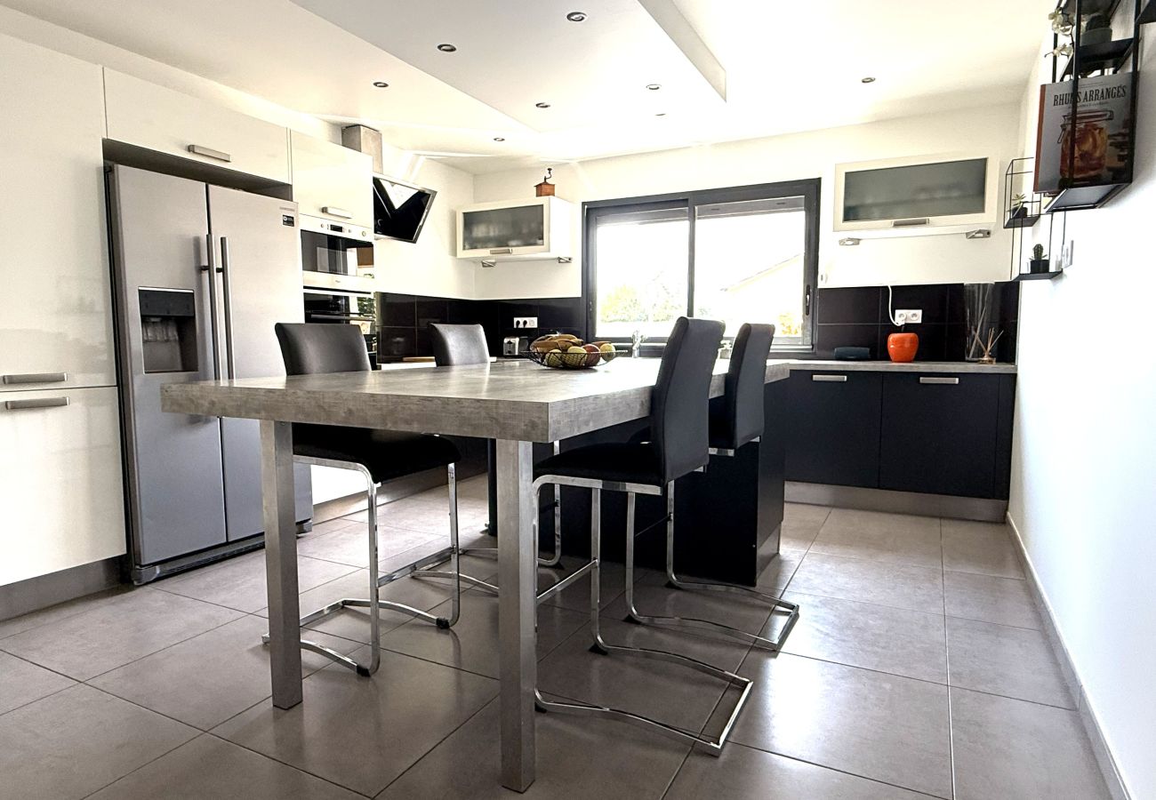 Villa in Salon-de-Provence - 12-Person Villa A/C Heated Pool close Aix Provence