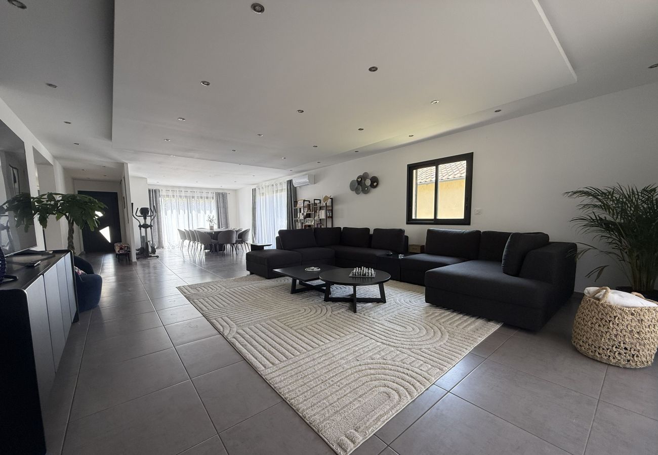 Villa in Salon-de-Provence - 12-Person Villa A/C Heated Pool close Aix Provence