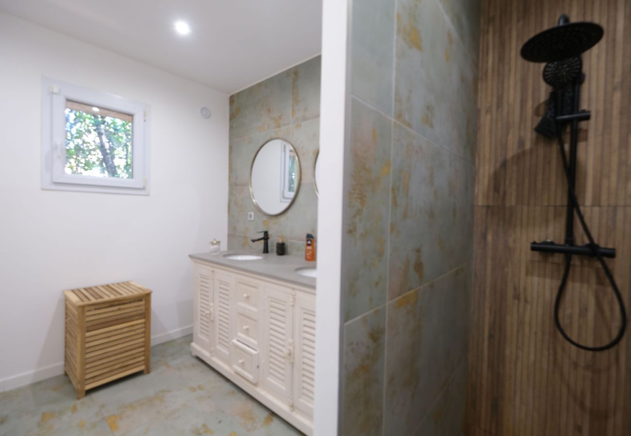 Villa Rental with Pool and 2 bathrooms in Mouriès Alpilles Sleeps 6