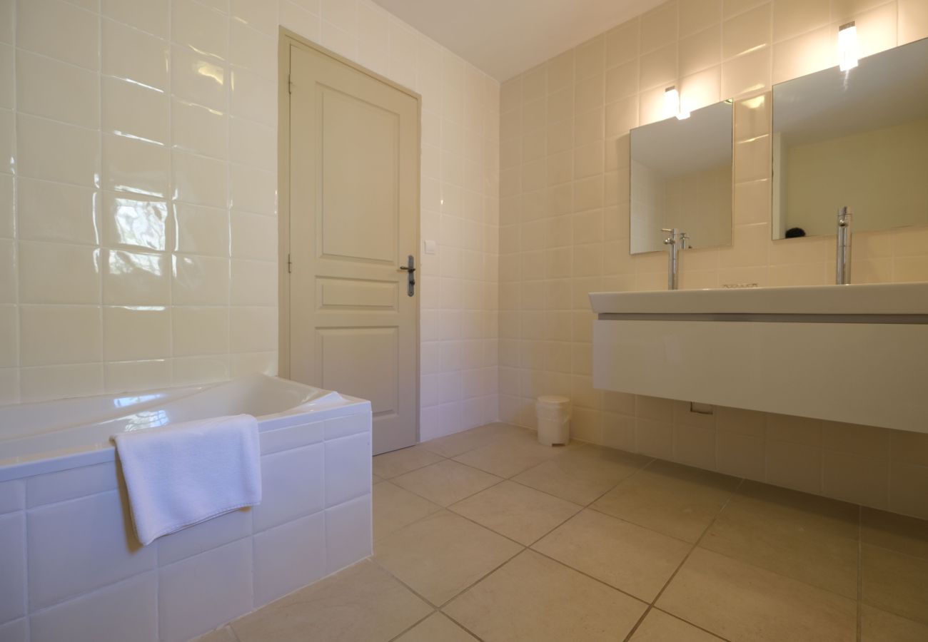 Villa in Maussane-les-Alpilles - Farmhouse & Pool, Views Maussane-les-Alpilles, 10 pax