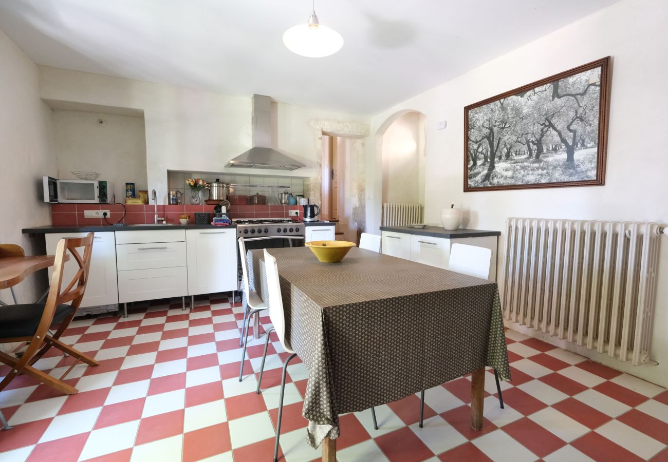Villa in Maussane-les-Alpilles - Farmhouse & Pool, Views Maussane-les-Alpilles, 10 pax