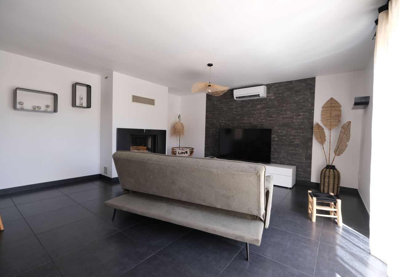 Villa in Carpentras - Modern Villa, Pool, Ventoux View, 6 Guests, Carpentras