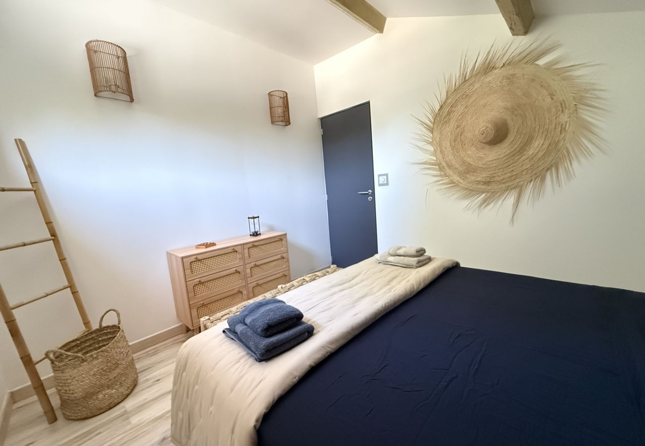 Villa in Carpentras - Modern Villa, Pool, Ventoux View, 6 Guests, Carpentras