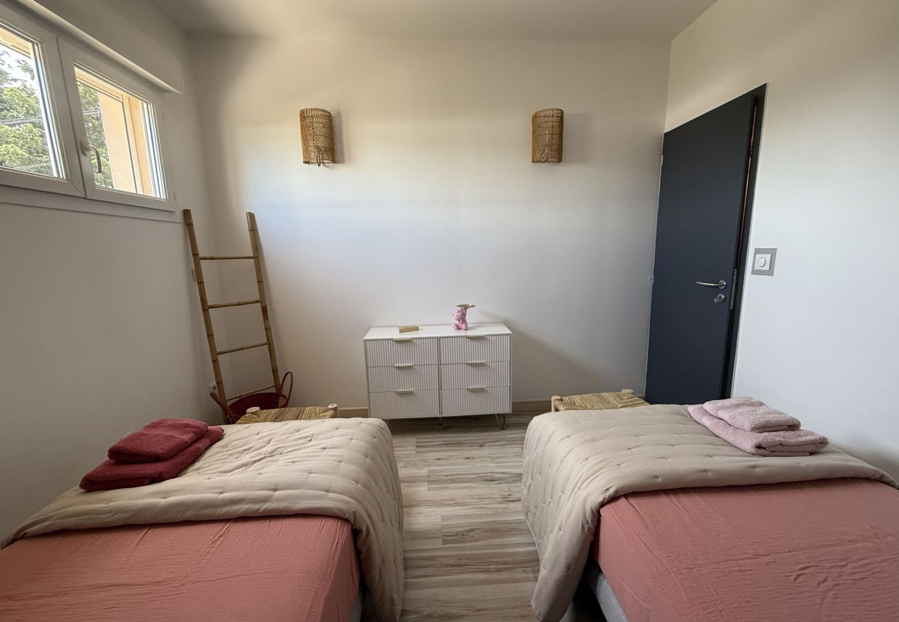 Villa in Carpentras - Modern Villa, Pool, Ventoux View, 6 Guests, Carpentras