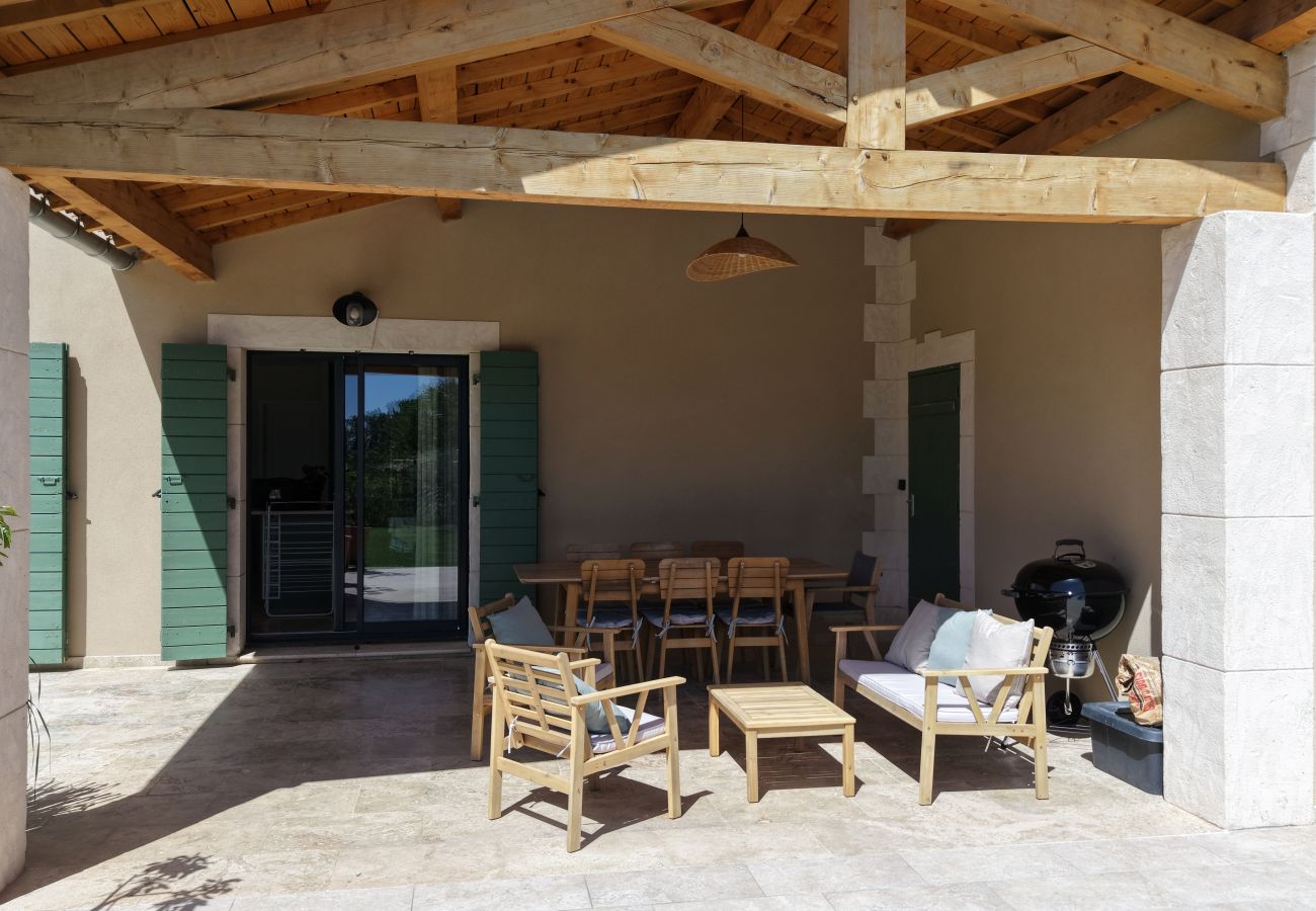 Family villa with pool & pool house, sleeps 8, Maussane-les-Alpilles
