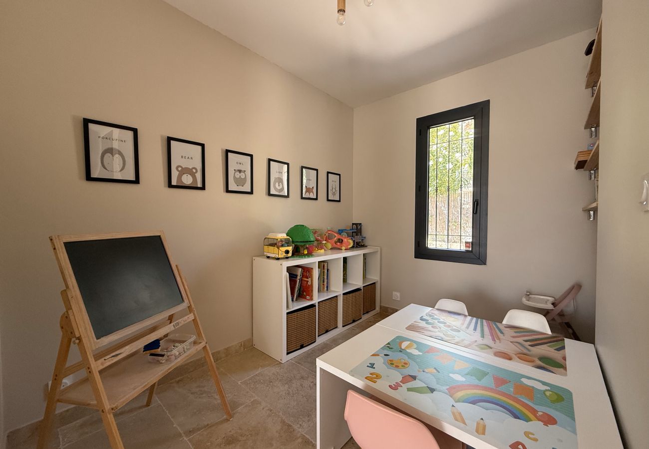 Family villa with kids' playroom, sleeps 8, Maussane-les-Alpilles